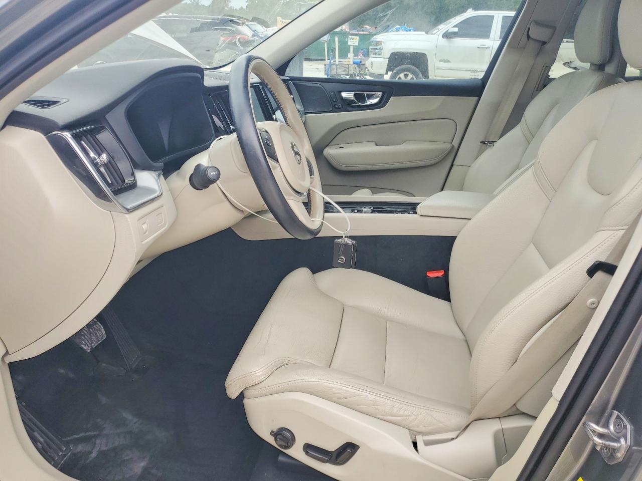 2019 VOLVO XC60 Momentum