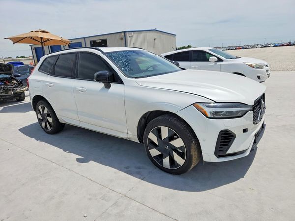 2025 VOLVO XC60 Plus Dark — Passenger 3/4