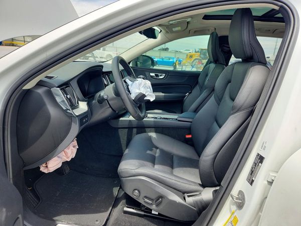 2025 VOLVO XC60 Plus Dark — DENT
