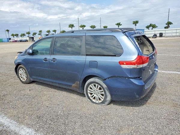 2014 TOYOTA SIENNA