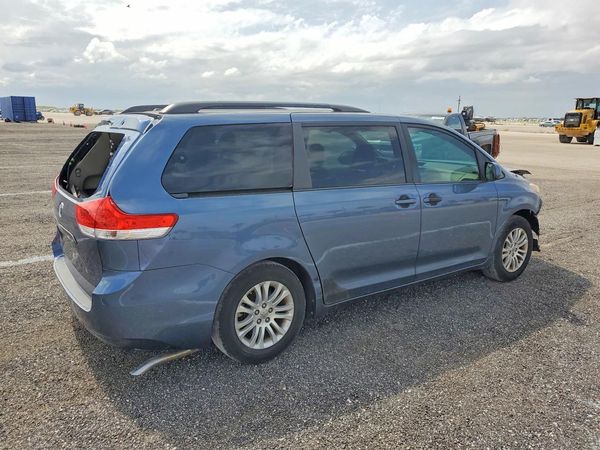 2014 TOYOTA SIENNA