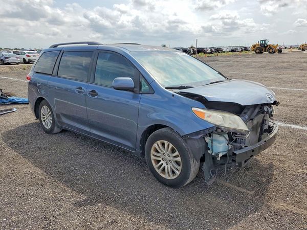 2014 TOYOTA SIENNA