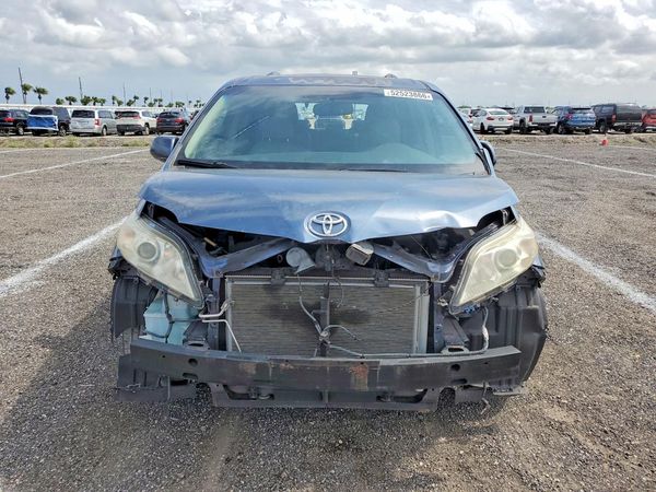 2014 TOYOTA SIENNA