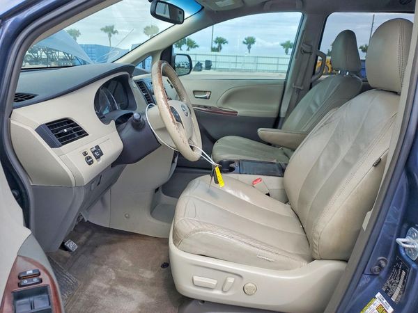 2014 TOYOTA SIENNA