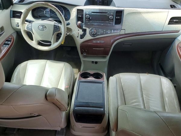 2014 TOYOTA SIENNA