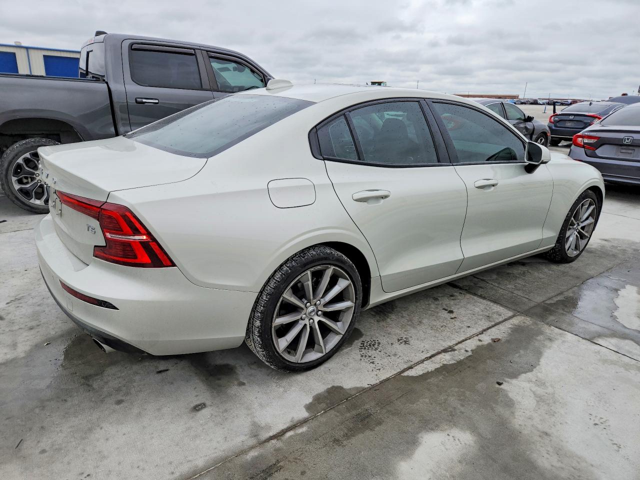 2020 VOLVO S60 Momentum