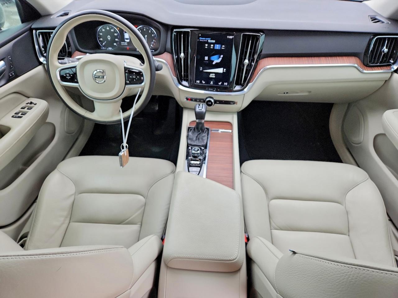 2020 VOLVO S60 Momentum