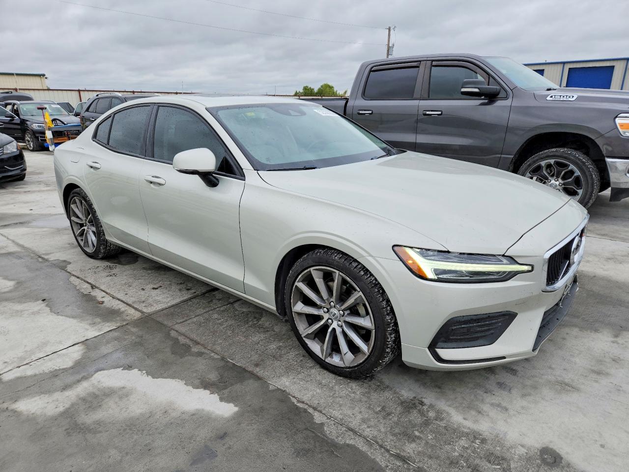 2020 VOLVO S60 Momentum