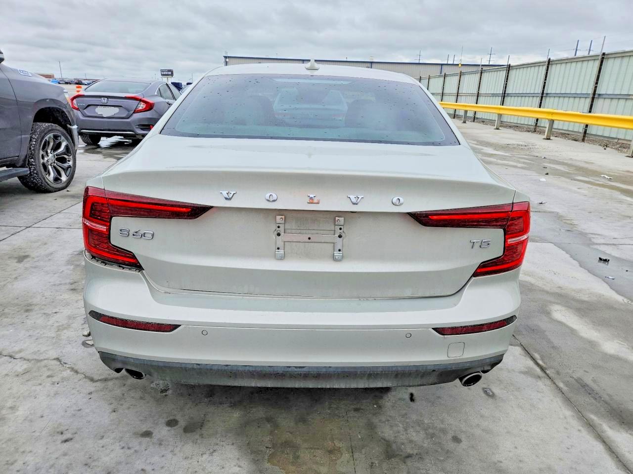 2020 VOLVO S60 Momentum