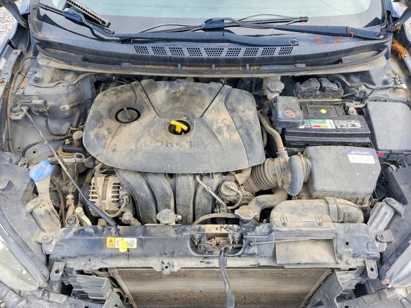 2016 HYUNDAI ELANTRA — Engine bay