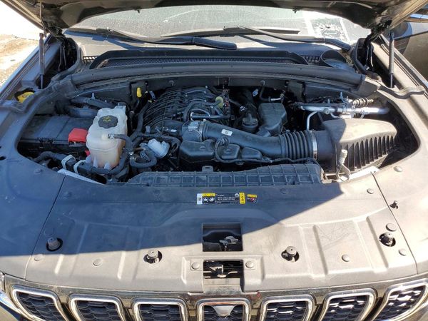2023 JEEP GRAND CHEROKEE Limited — Engine bay
