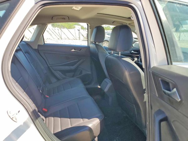 2022 VOLKSWAGEN JETTA SE w/ Sunroof