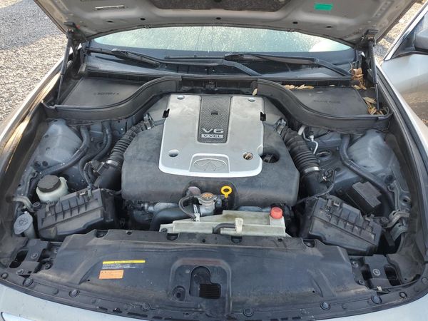 2013 INFINITI G37 — Engine bay