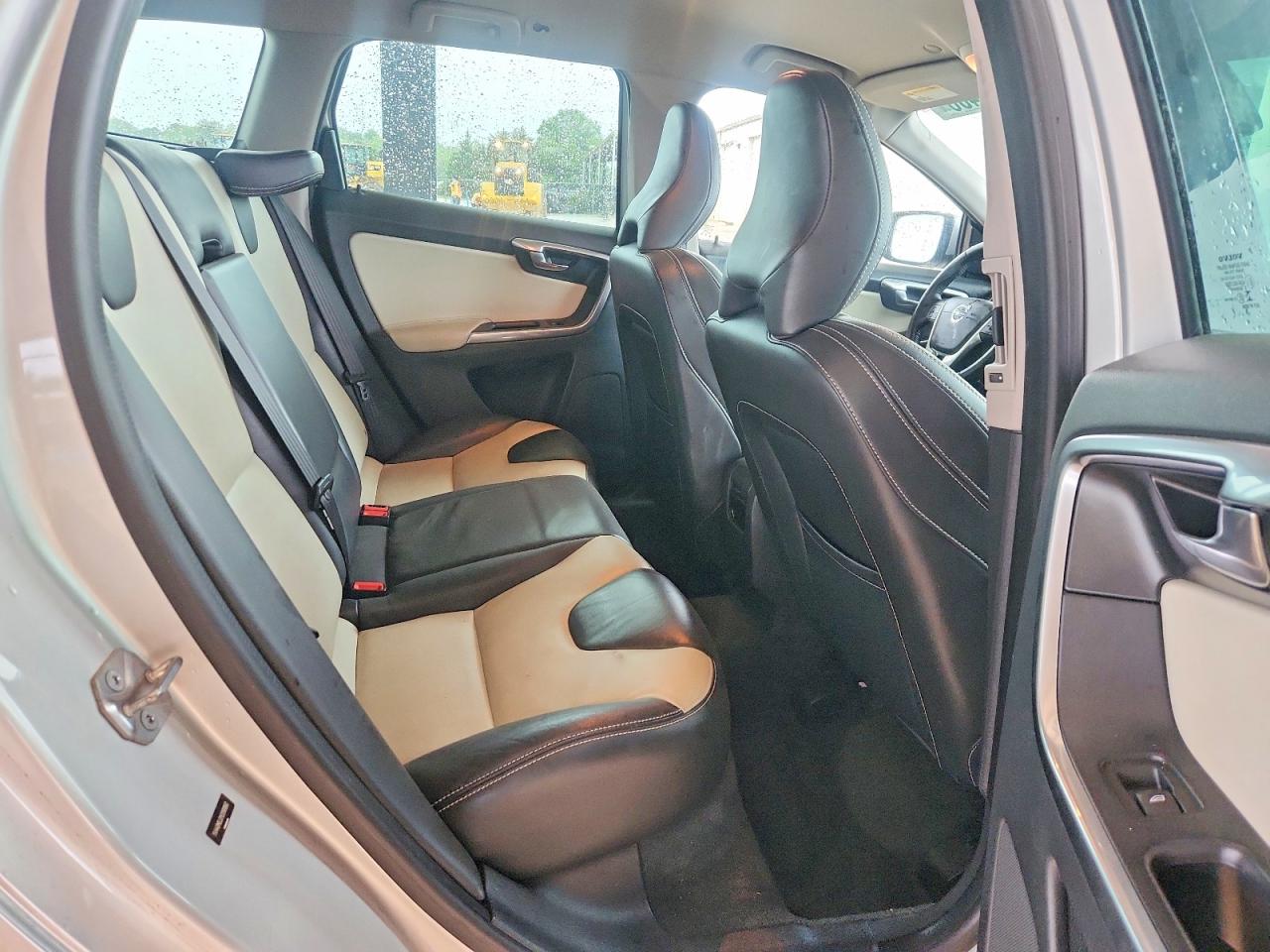 2017 VOLVO XC60 Base