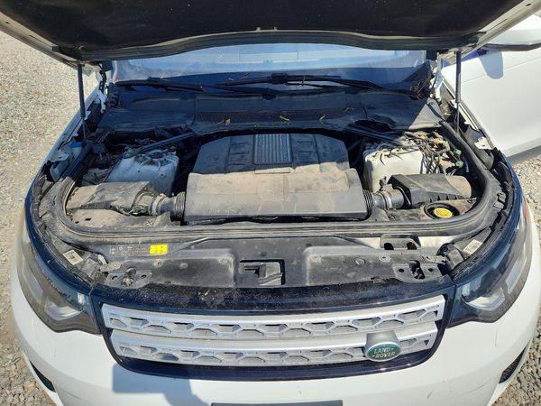 2018 LAND ROVER DISCOVERY HSE Luxury — Engine bay