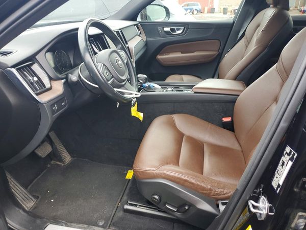 2021 VOLVO XC60 Momentum