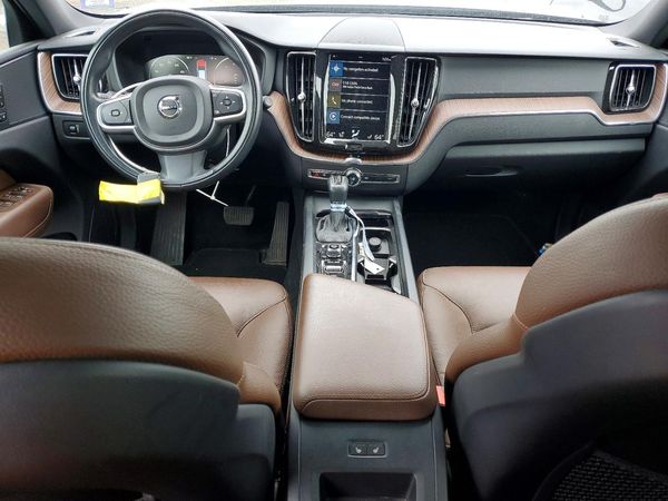 2021 VOLVO XC60 Momentum