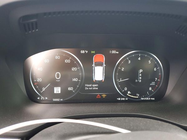 2021 VOLVO XC60 Momentum