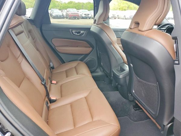 2021 VOLVO XC60 Momentum