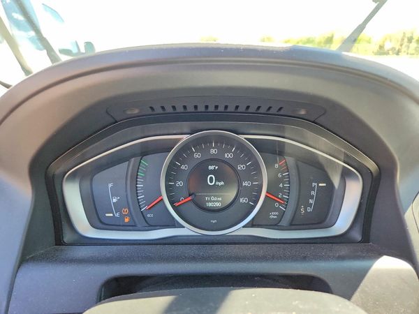 2017 VOLVO XC60 Base