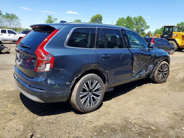 2022 VOLVO XC90