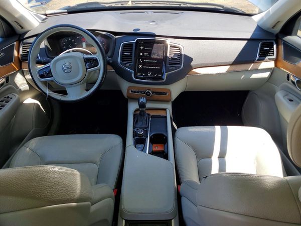 2022 VOLVO XC90