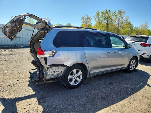 2012 TOYOTA SIENNA
