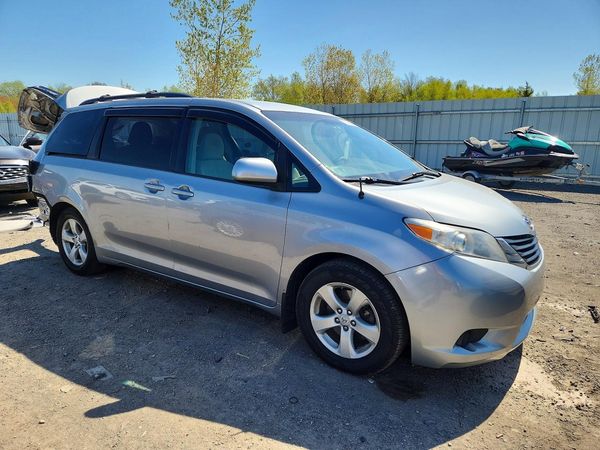 2012 TOYOTA SIENNA