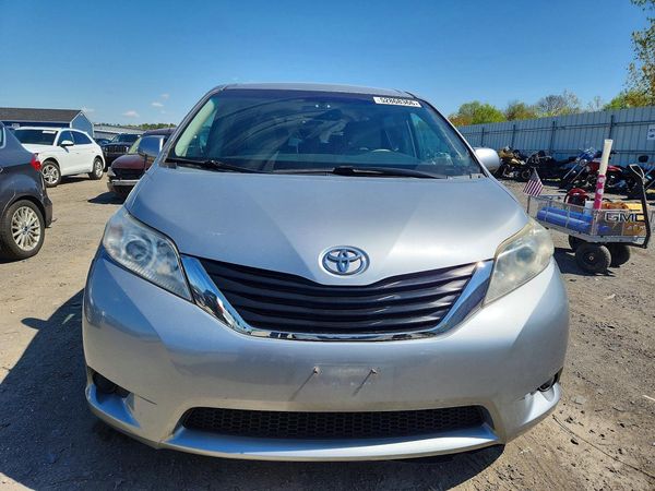 2012 TOYOTA SIENNA