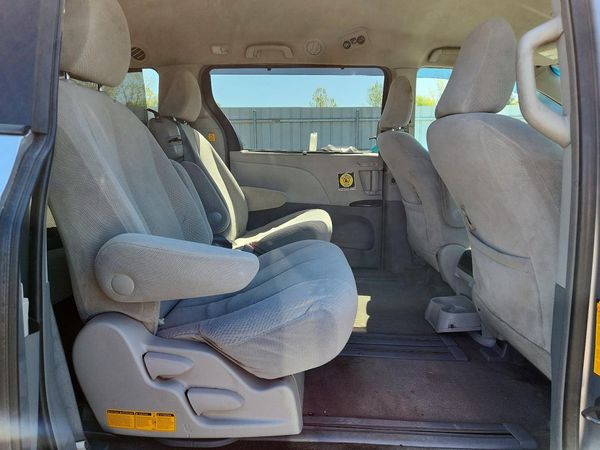 2012 TOYOTA SIENNA