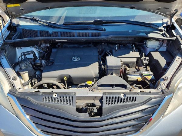 2012 TOYOTA SIENNA