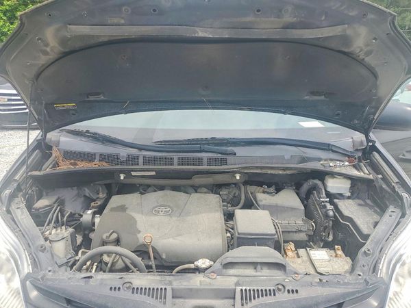 2020 TOYOTA SIENNA D grade — Engine bay