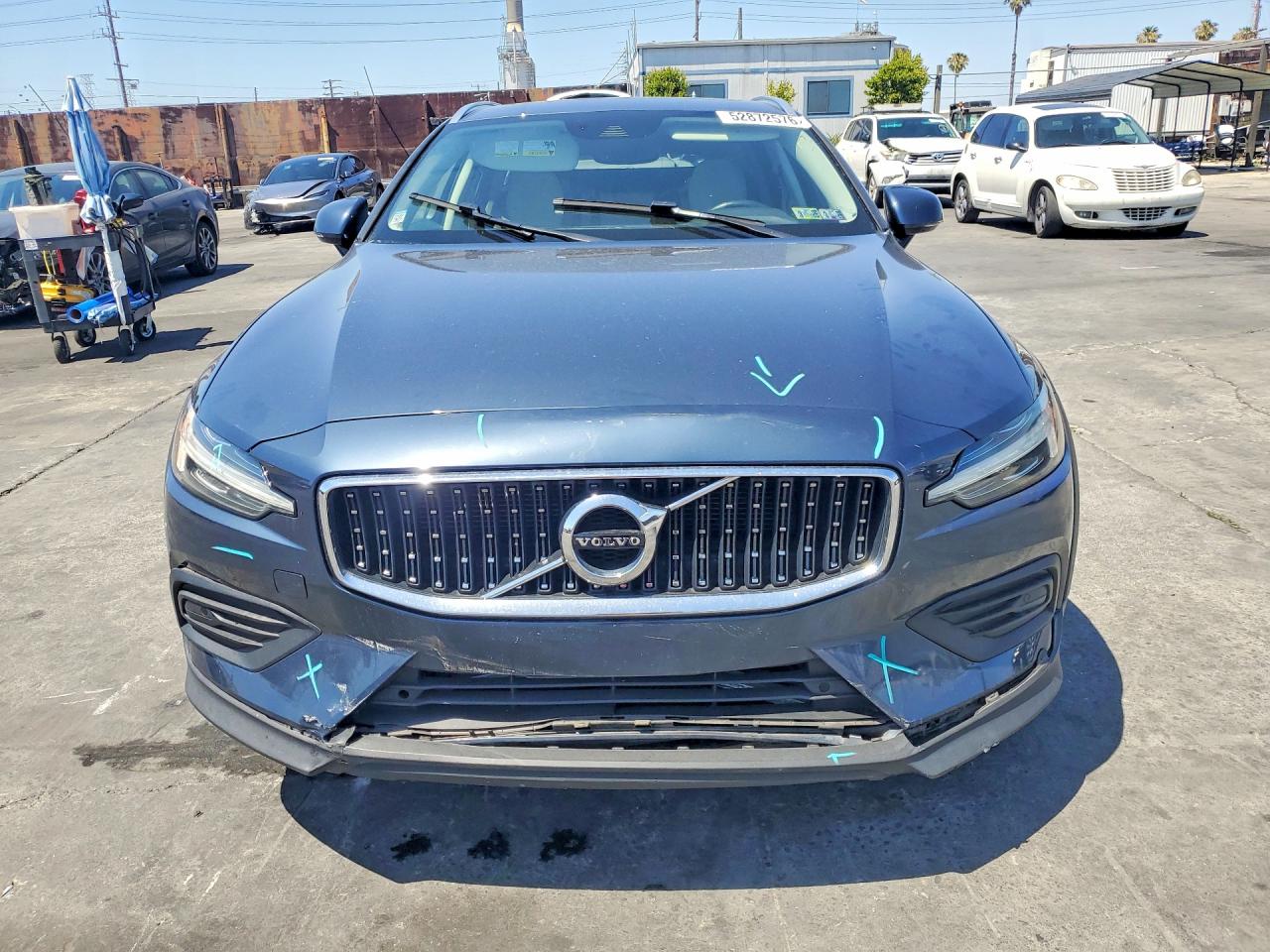 2020 VOLVO V60 CROSS COUNTRY Momentum