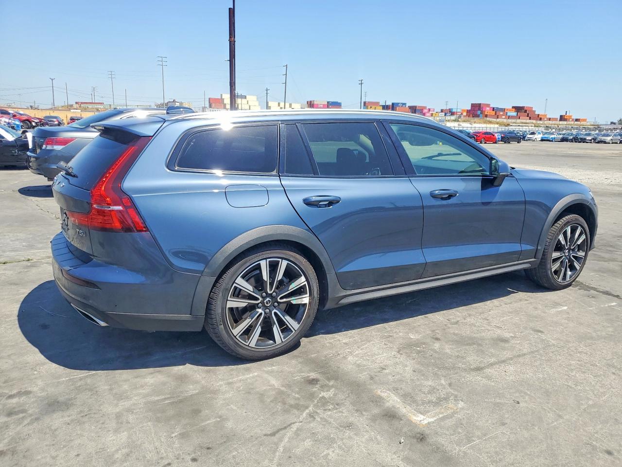 2020 VOLVO V60 CROSS COUNTRY Momentum