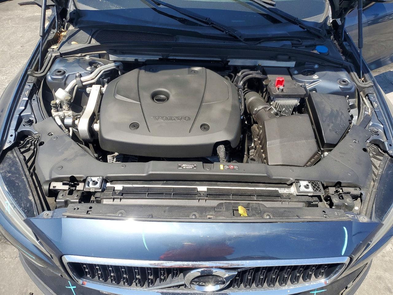 2020 VOLVO V60 CROSS COUNTRY Momentum