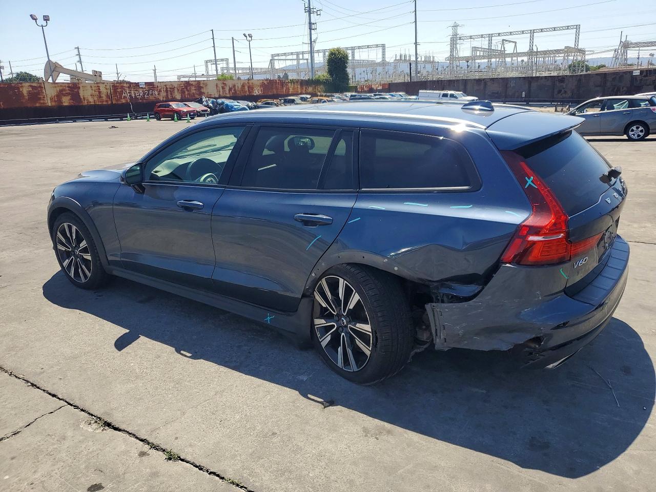 2020 VOLVO V60 CROSS COUNTRY Momentum