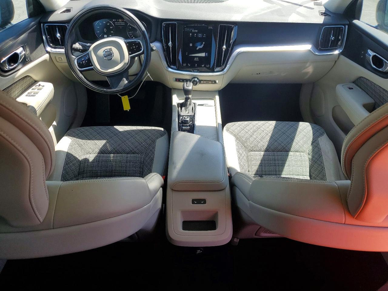 2020 VOLVO V60 CROSS COUNTRY Momentum
