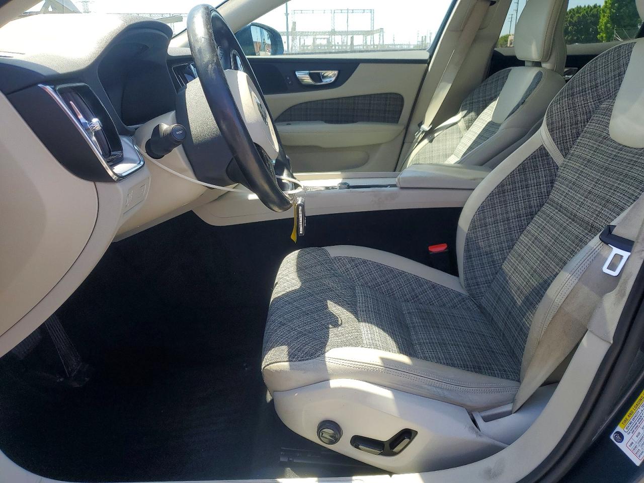 2020 VOLVO V60 CROSS COUNTRY Momentum