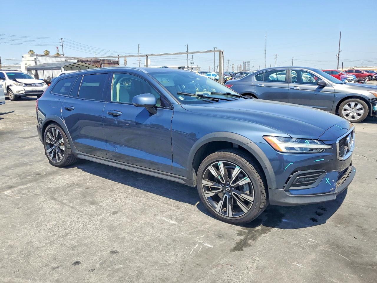 2020 VOLVO V60 CROSS COUNTRY Momentum