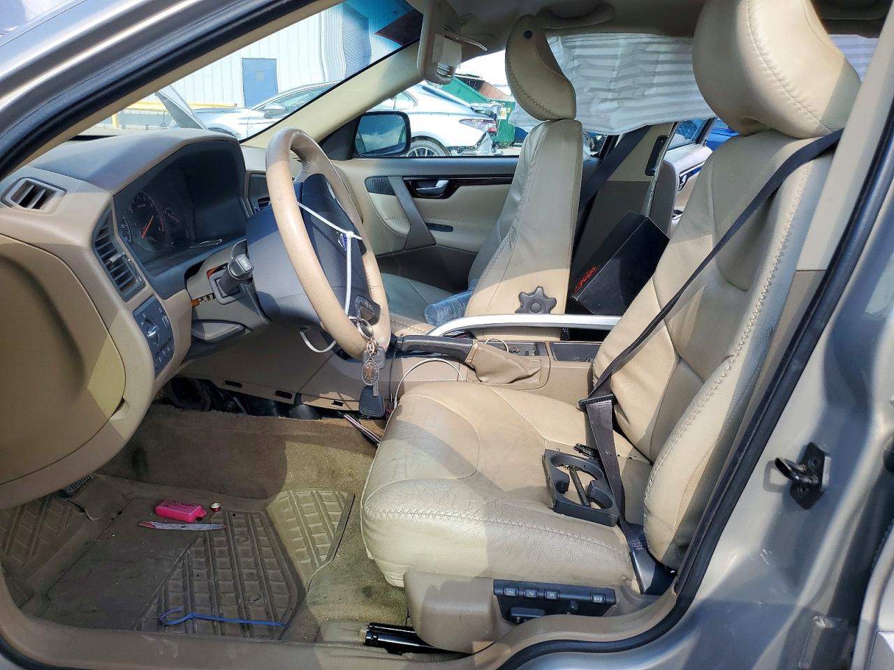 2001 VOLVO V70