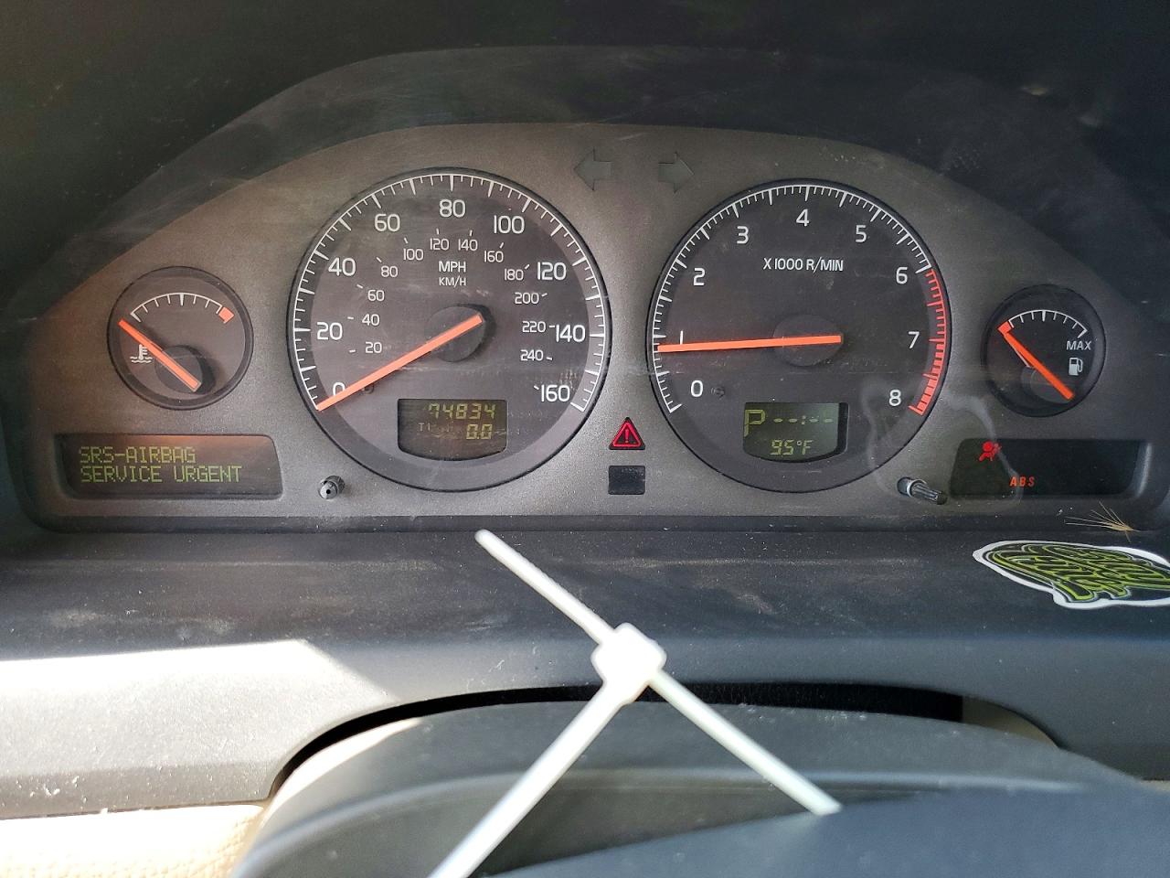 2001 VOLVO V70