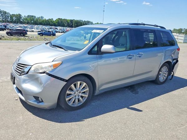 2014 TOYOTA SIENNA