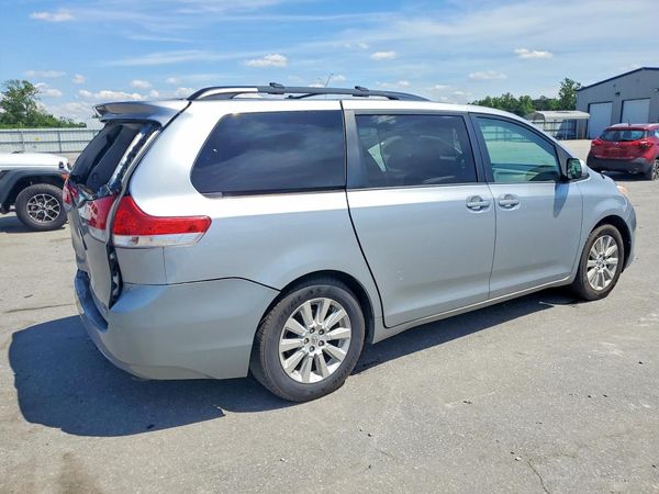 2014 TOYOTA SIENNA