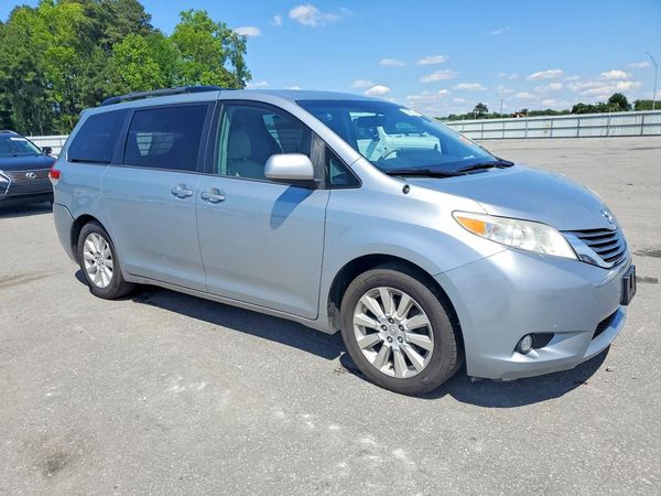 2014 TOYOTA SIENNA