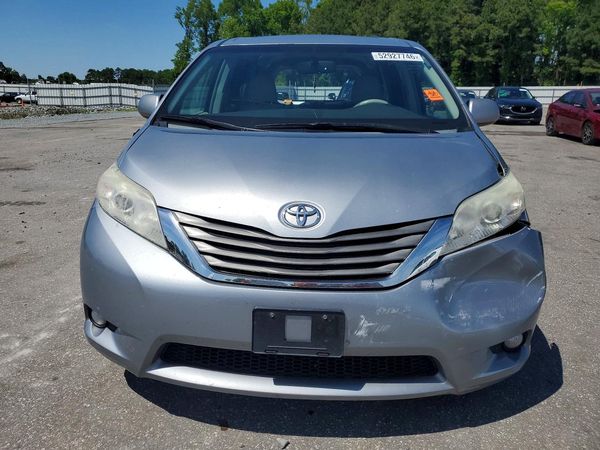 2014 TOYOTA SIENNA