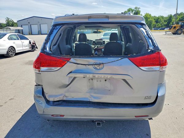 2014 TOYOTA SIENNA