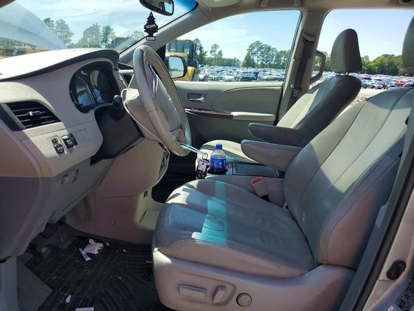 2014 TOYOTA SIENNA