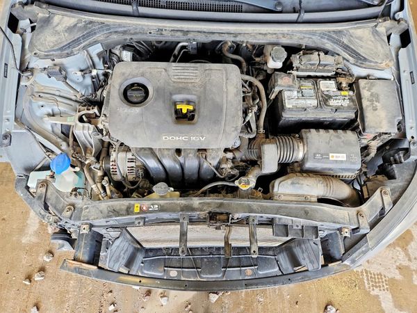 2017 HYUNDAI ELANTRA — Engine bay
