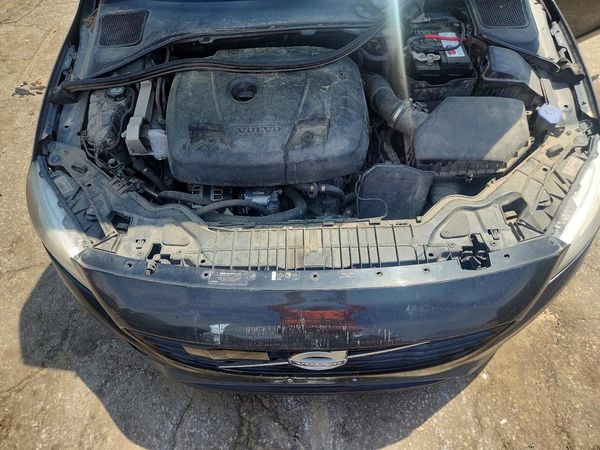 2018 VOLVO V60 Dynamic — Engine bay