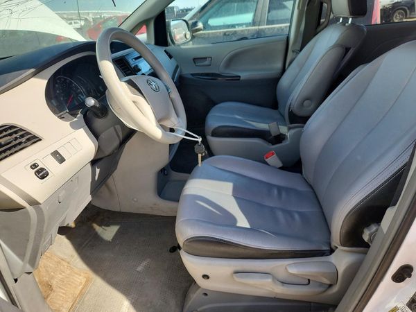 2013 TOYOTA SIENNA